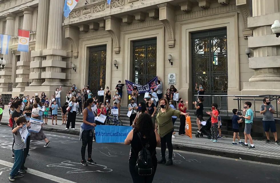 Un grupo de padres fue a protestar este domingo frente a la sede del Gobierno de Santa Fe en la ciudad. (@saricasiello)