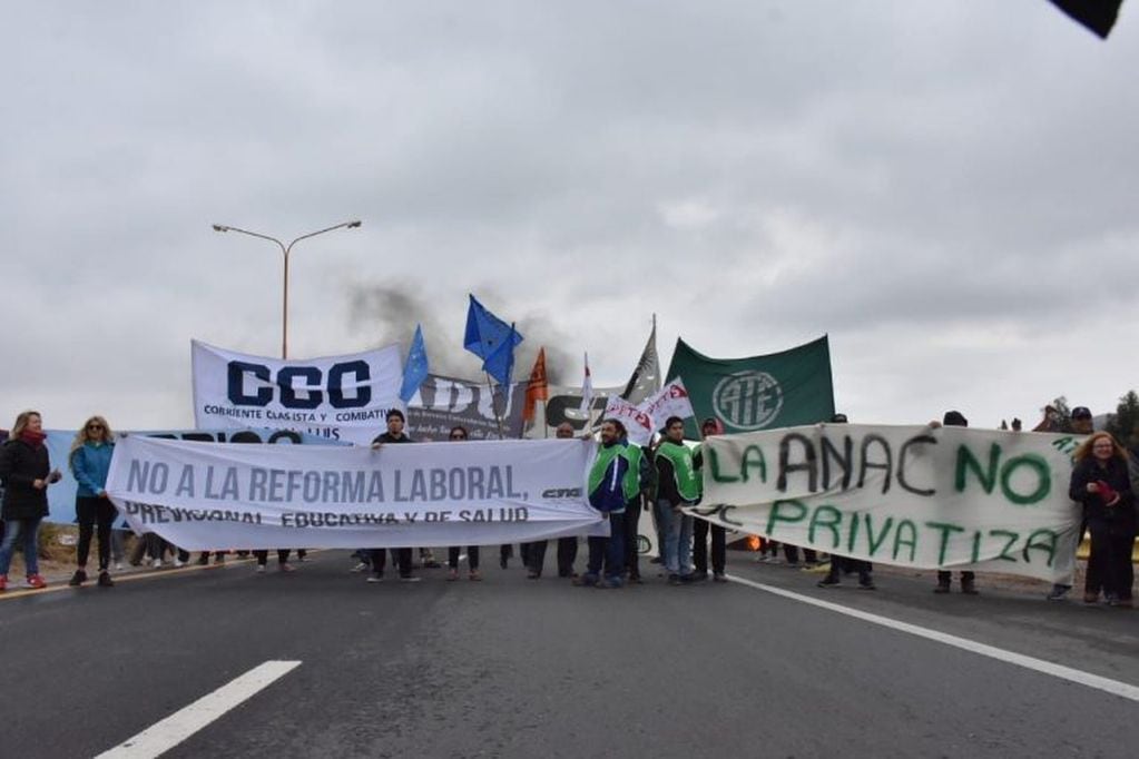 Organizaciones sociales cortaron en la Autopista de las Serranías. Foto: Marianela Sánchez