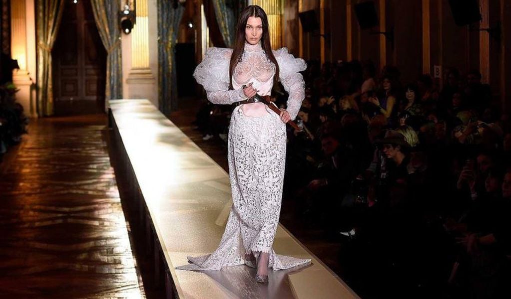Bella Hadid se lució y desfiló con un vestido de novia transparente