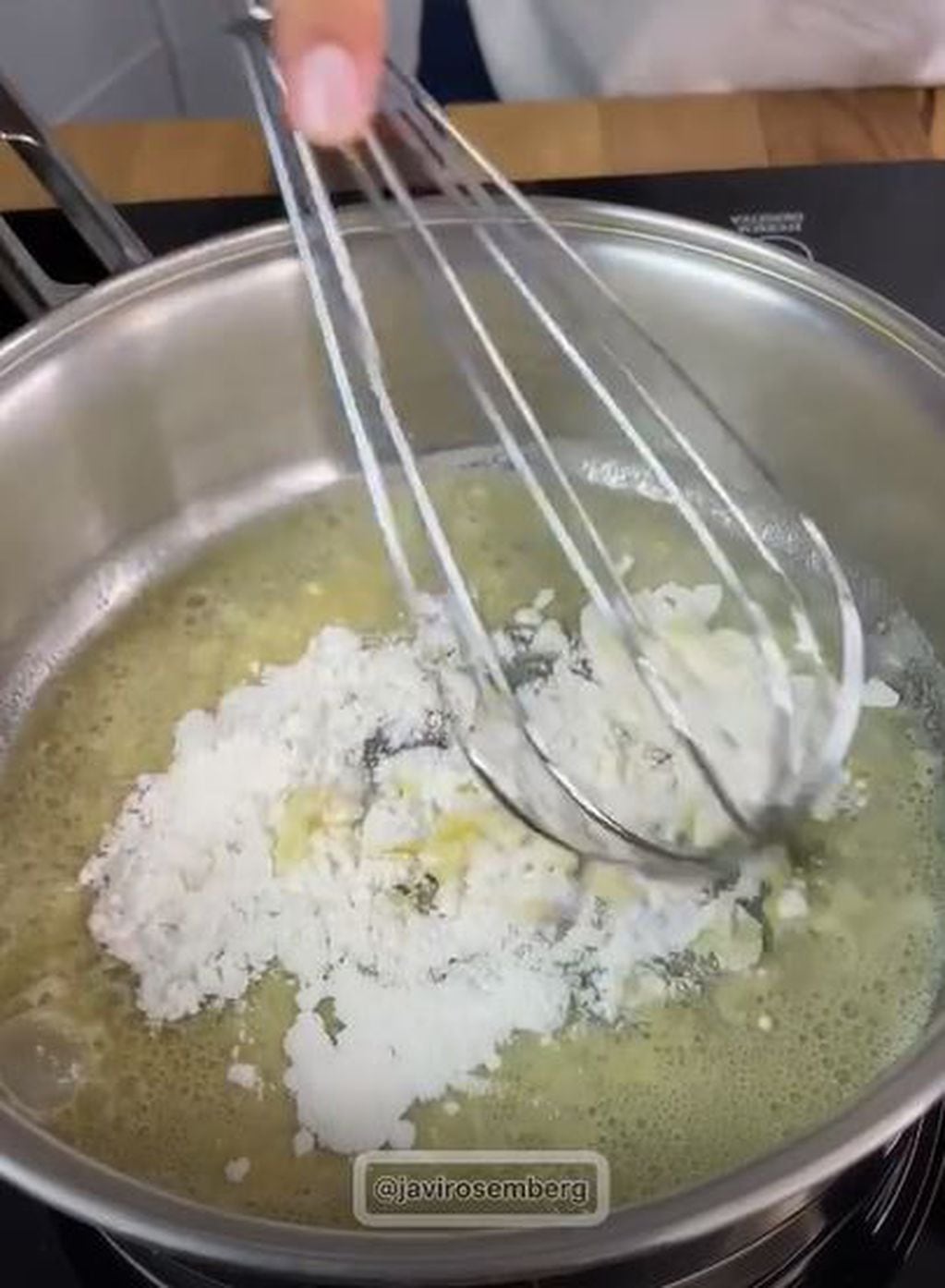 Cómo hacer “salsa cheddar” súper fácil y rápido: la receta ideal para acompañar las papas fritas
