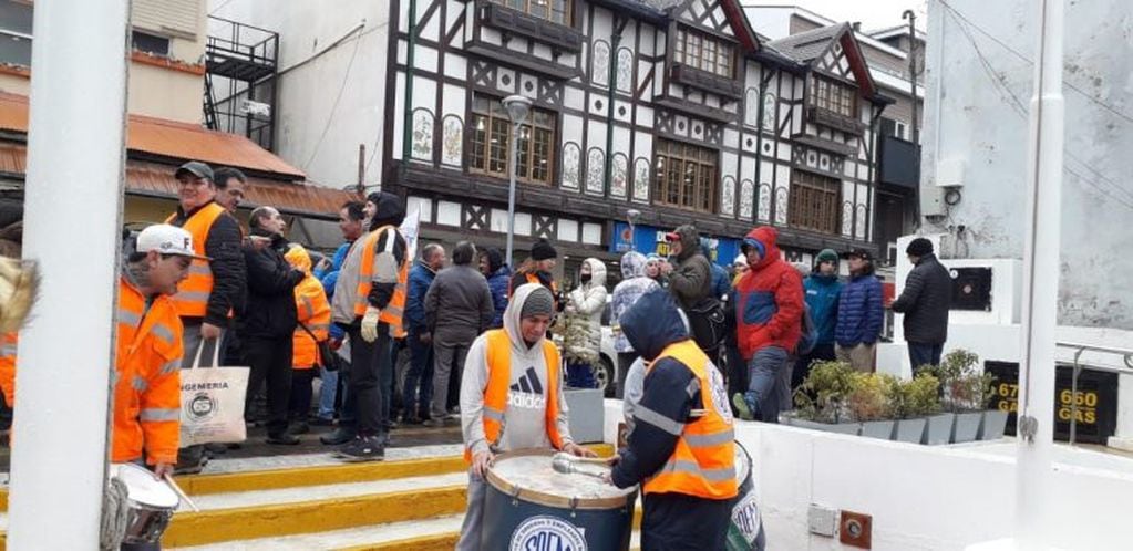 Marcha de SOEM y sindicatos municipales de Ushuaia.