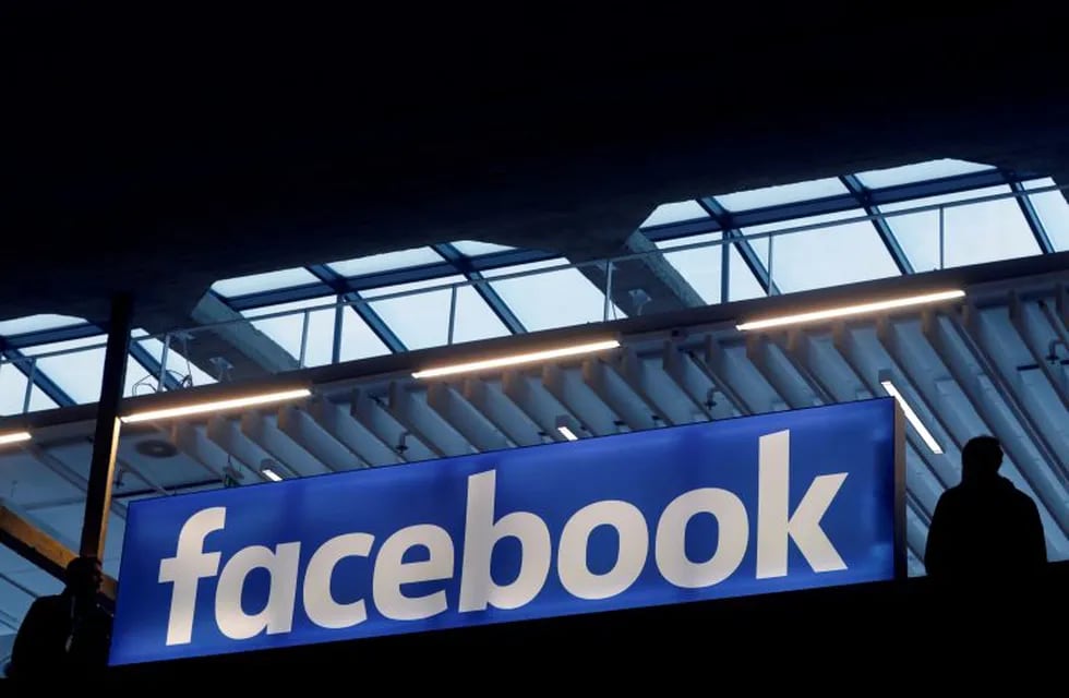 FILE PHOTO: Facebook logo is seen at a start-up companies gathering at Paris' Station F in Paris, France, January 17, 2017. REUTERS/Philippe Wojazer/File Photo francia paris  logo de facebook en evento station F