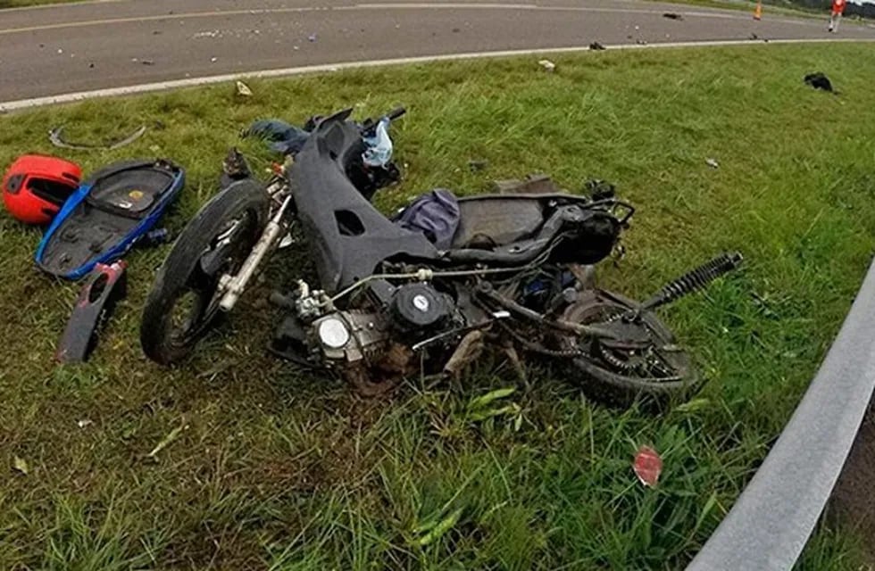 Un motociclista perdió la vida al chocar contra un auto en la Ruta 14. (Foto: Corrientes Hoy)