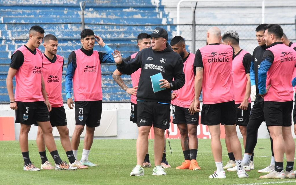 Buscando sacar al equipo del crítico momento tras cinco derrotas consecutivas, el entrenador Marcelo Vázquez comenzó a trabajar este martes con el plantel profesional de Gimnasia de Jujuy.