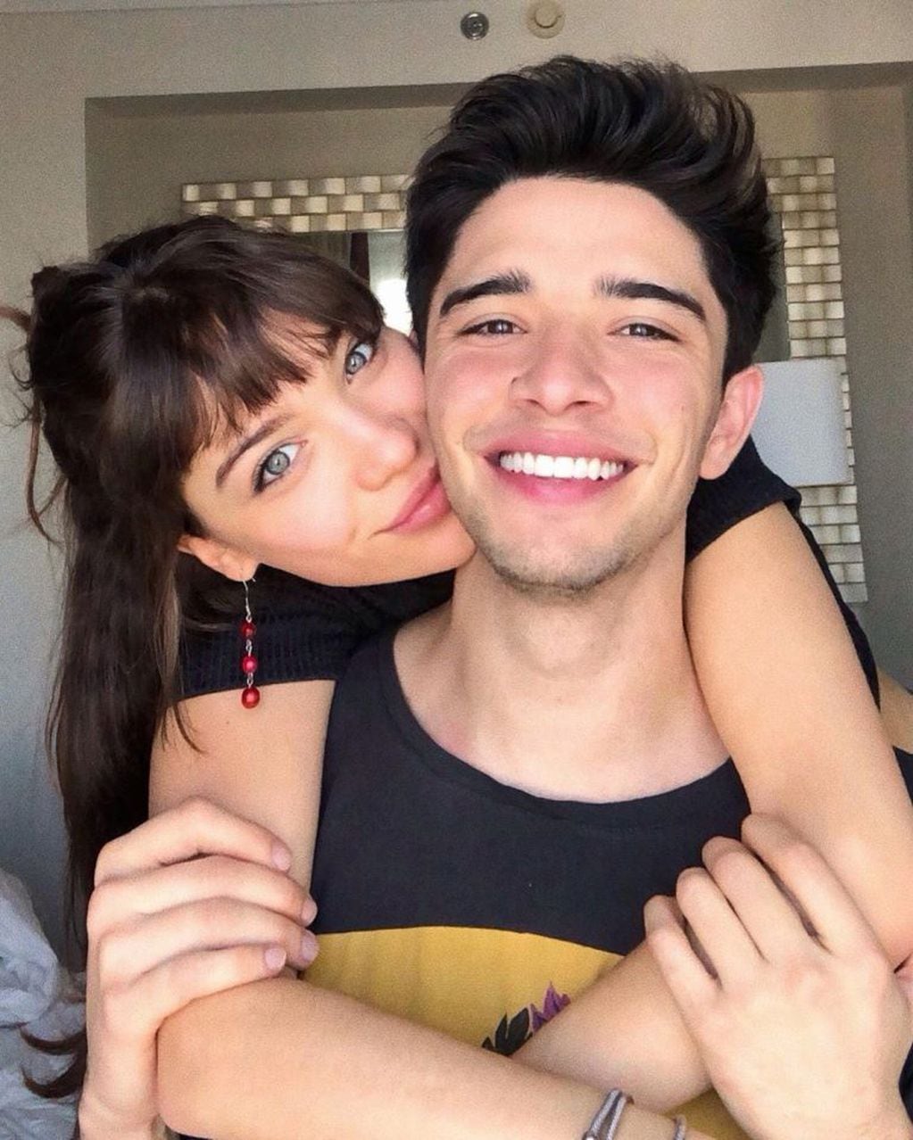 Julián Serrano y su novia, la actriz Malena Narvay (Foto: Instagram)