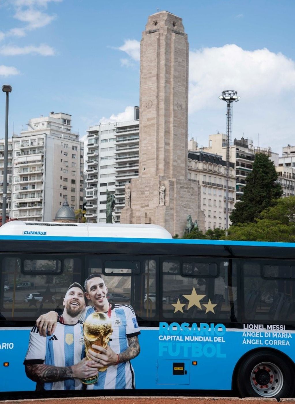 Los colectivos de Rosario con la imagen de Messi y Di María.