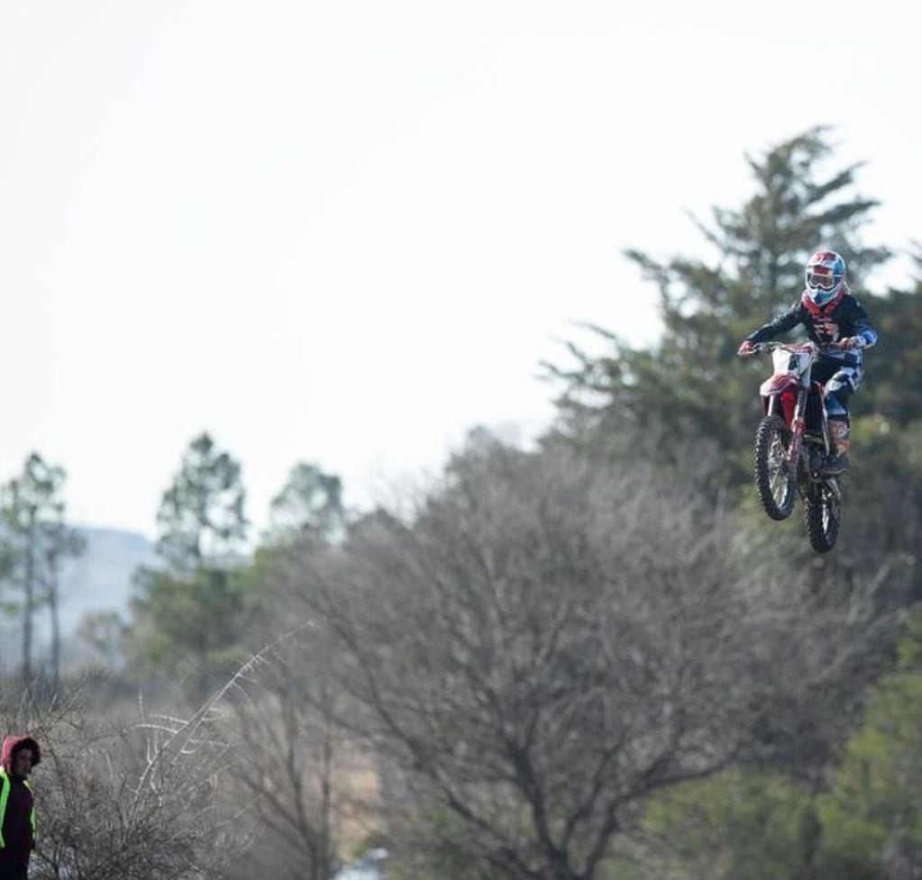 Melina Bretillot en el aire.