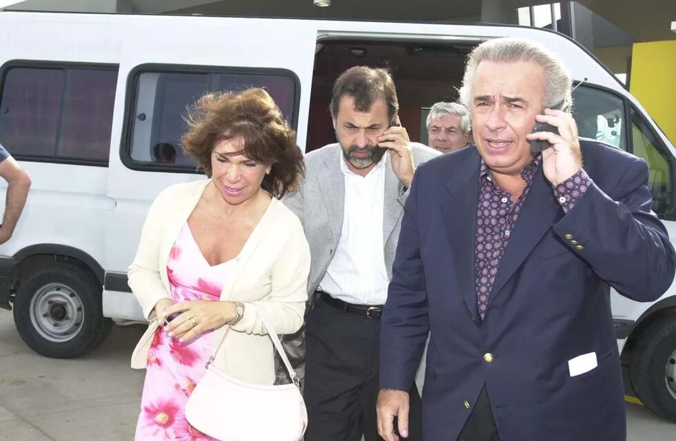 José Manuel De la Sota, junto a Olga Riutort y Carlos Caserio rumbo a la reunión del PJ, durante la crisis del 2001.