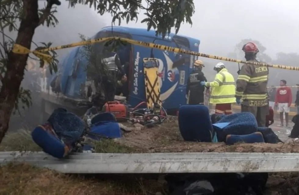 Tragedia en Ecuador: murieron 12 hinchas de Barcelona tras un accidente.