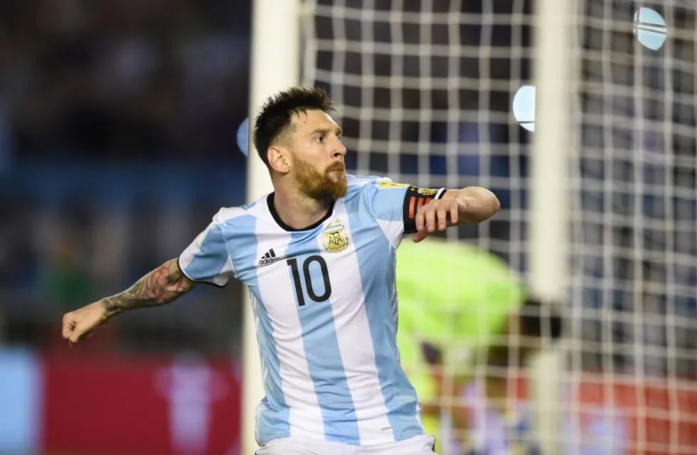 Argentina's Lionel Messi celebrates after scoring against Chile during their 2018 FIFA World Cup qualifier football match at the Monumental stadium in Buenos Aires, Argentina, on March 23, 2017. / AFP PHOTO / EITAN ABRAMOVICH ciudad de buenos aires Lionel Messi futbol eliminatorias mundial 2018 futbolistas partido seleccion argentina vs chile