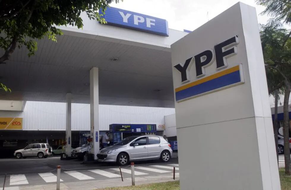 DYN17, BUENOS AIRES 09/03/10, YPF Y SHELL LANZAN UN NUEVO AUMENTO PARA COMBUSTIBLES.FOTO:DYN/ARCHIVO/LUCIANO THIEBERGER. buenos aires  recorrida por estaciones de servicio por aumento en los combustibles aumento precio de la nafta combustibles inflacion