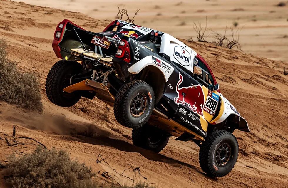 Al-Attiyah sigue consolidándose en la punta del rally Dakar con Toyota.