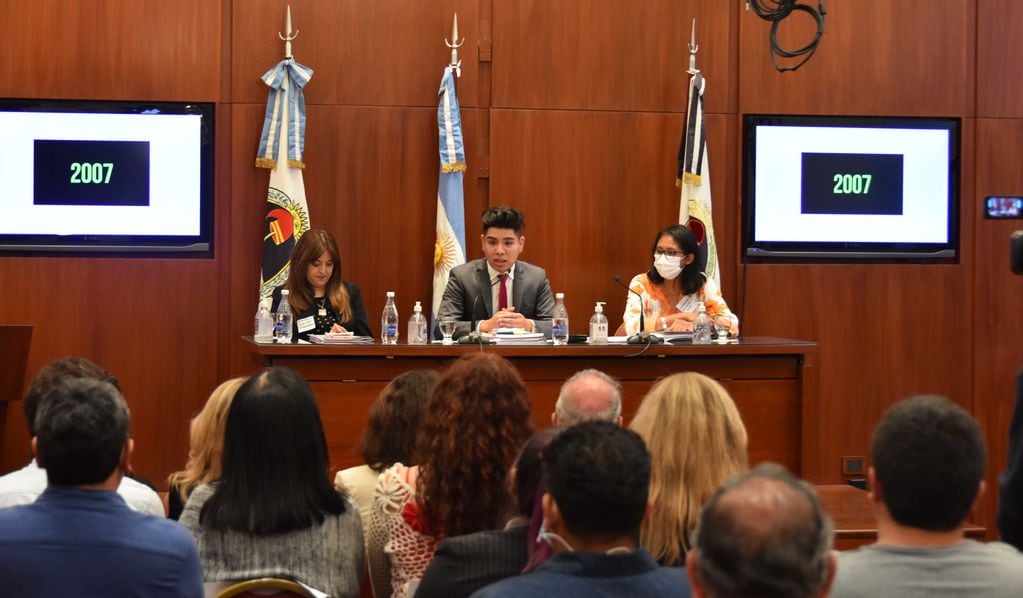 Viviana Mazza, José María Albizo Cazón y Adriana Chávez, en la apertura de las deliberaciones de la "Mesa de diálogo por la discapacidad" en el salón "Marcos Paz" de la Legislatura de Jujuy.