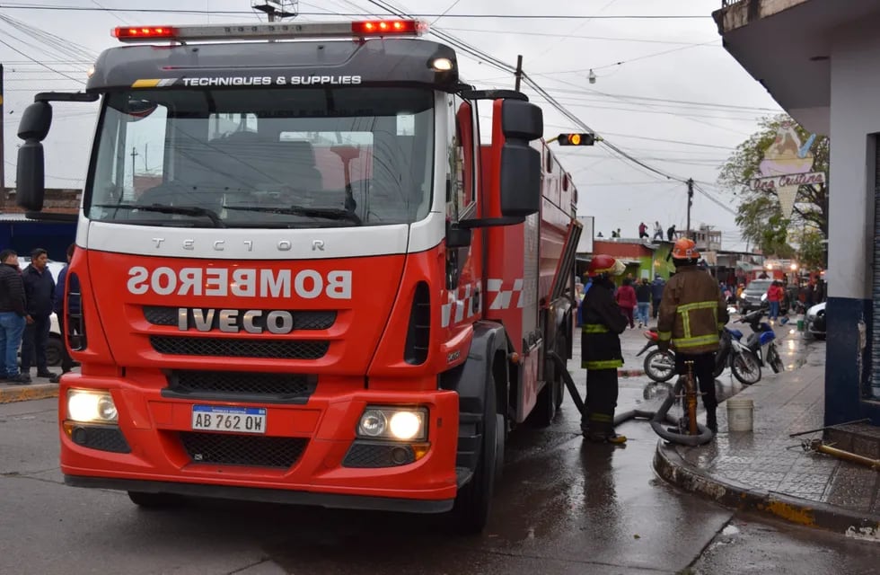 Cuatro dotaciones de bomberos acudieron al llamado de los vecinos para sofocar las llamas en la feria minorista de Perico, este miércoles.