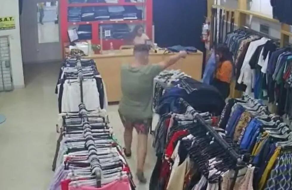 Armado. Uno de los ladrones que atacó un comercio de ropa en San Vicente. (El Doce)