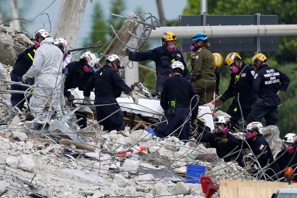 Rescatistas en las tareas de búsqueda de sobrevivientes entre los escombros de Champlain Towers South.