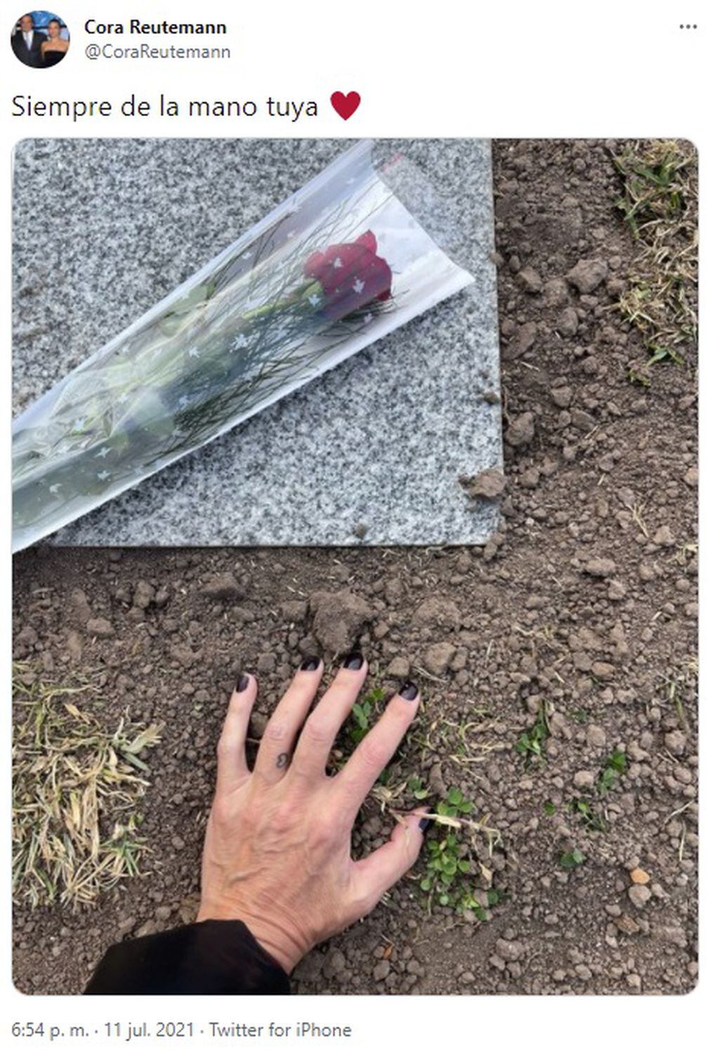 La fotógrafa fue al Cementerio Lar de Paz en Monte Vera y dejó una flor para recordar a Reutemann.