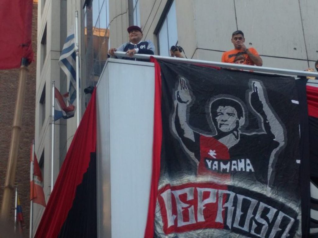 Maradona con bandera de Newell's en el Ros Tower (@taponnob)