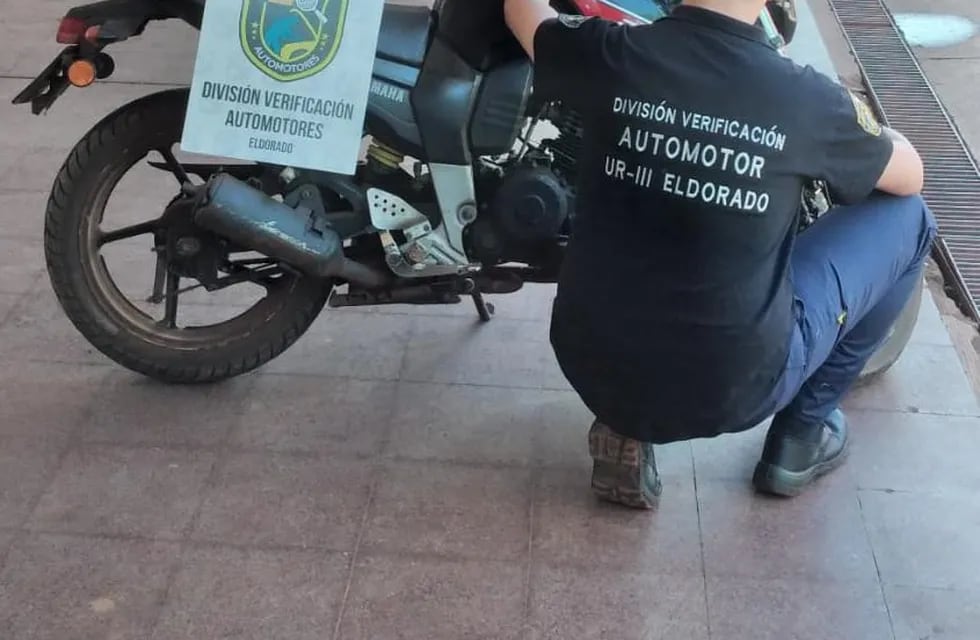 Recuperan motocicleta apócrifa en Eldorado.