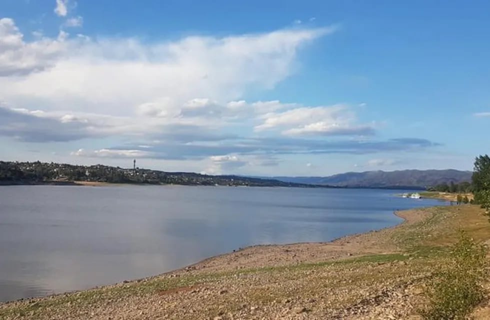 Paisaje a la vera del lago San Roque en Villa Carlos Paz. (Foto: Facebook / Municipalidad VCP).