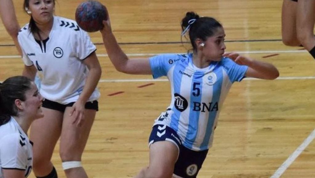 Chiara Singarella, su pasión por el deporte sobresale en handball y también puso su sello en el fútbol, con la Selección argentina.