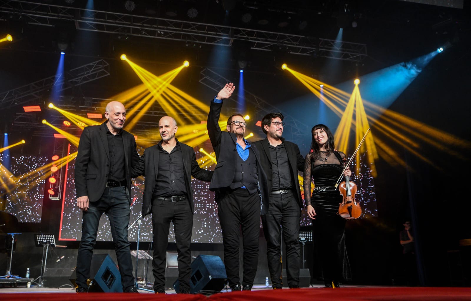 Fernández y sus músicos, en el cierre de una de las actuaciones más aplaudidas de la noche. (La Voz).