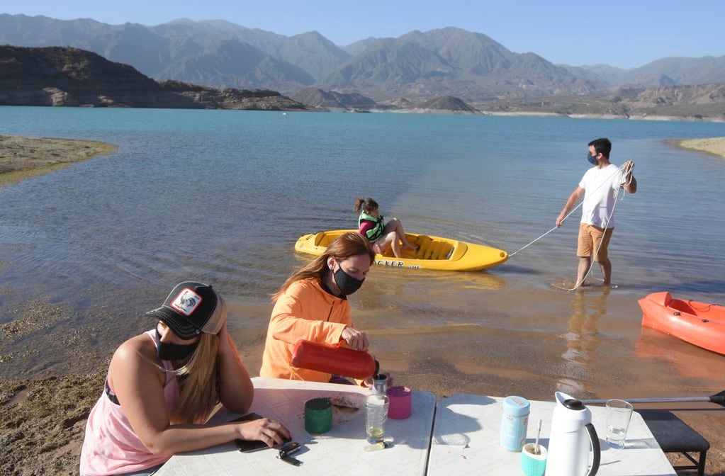 Turismo interno en Potrerillos.
Yanina y  Micaela, en la  orilla del espejo de agua del dique Potrerillos.