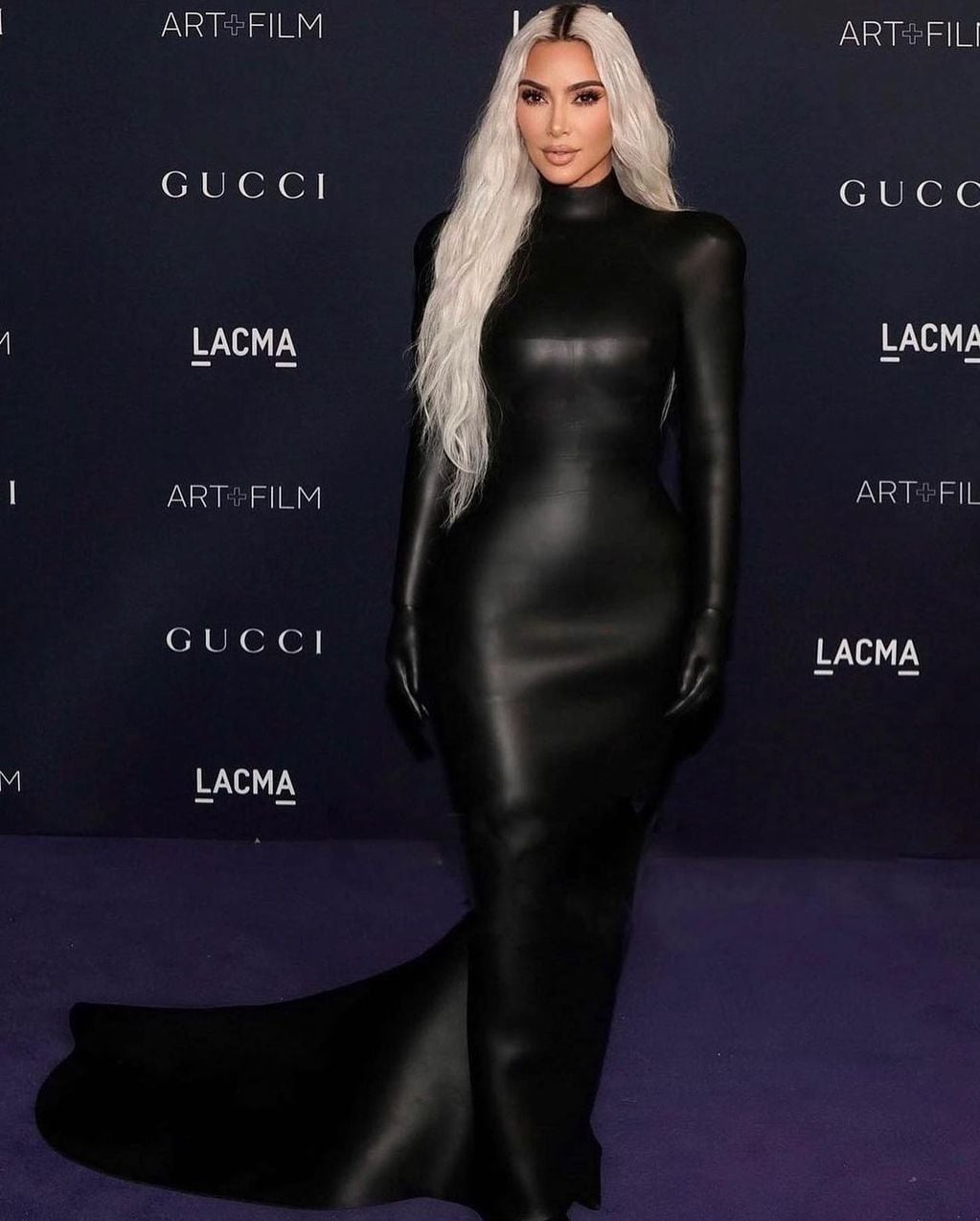Kim Kardashian y su extravagante look.