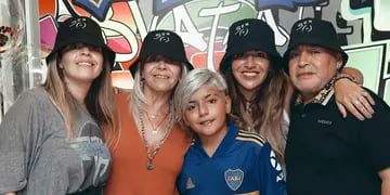  La foto que publicó Gianina Maradona con sus padres, hermana e hijo. / Gentileza. 