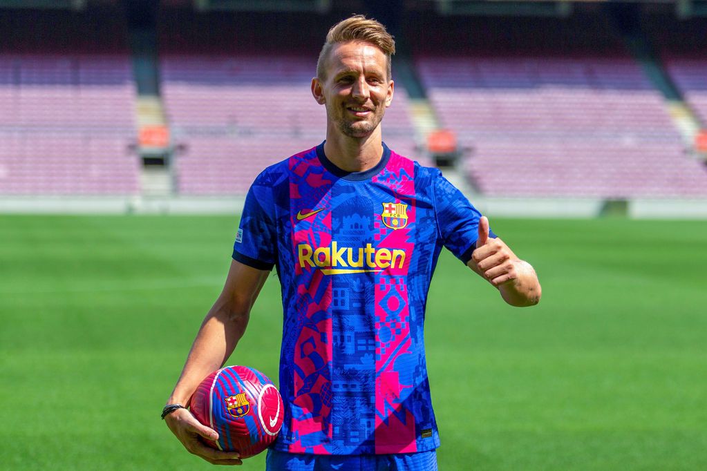 Luuk de Jong usará la camiseta 17 y ocupará el lugar de Lionel Messi en el vestuario del Barcelona.