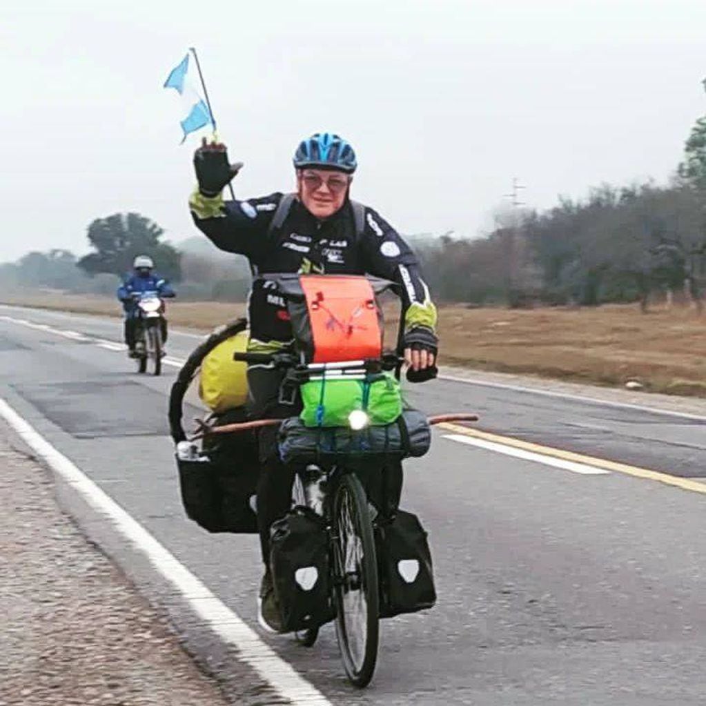 Gabriel A. Leone, el juvilado aventurero que recorre la Ruta 40 en su bicicleta.