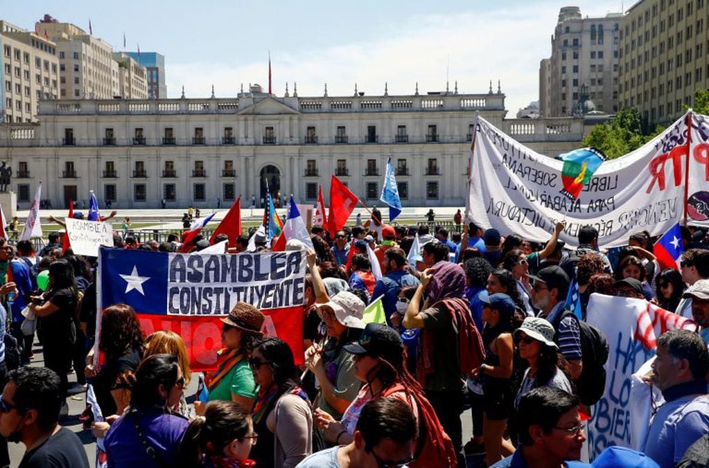 Un grupo de manifestantes en Santiago de Chile (REUTERS/Edgard Garrido)