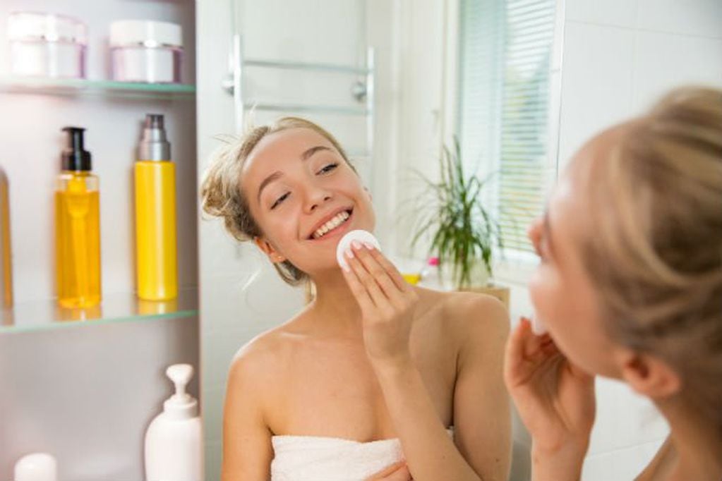 Los expertos recomiendan lavarse el rostro dos veces al día.