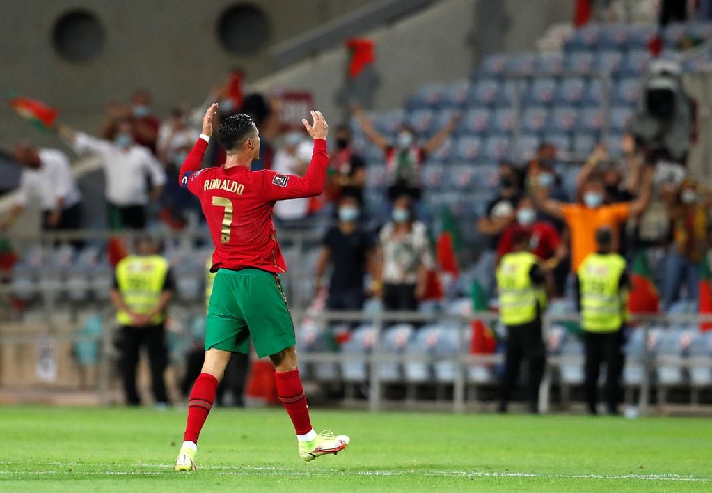 Cristiano Ronaldo anotó por dos para Portugal y le dio el triunfo, además de establecer una nueva marca histórica. (Foto: AP)