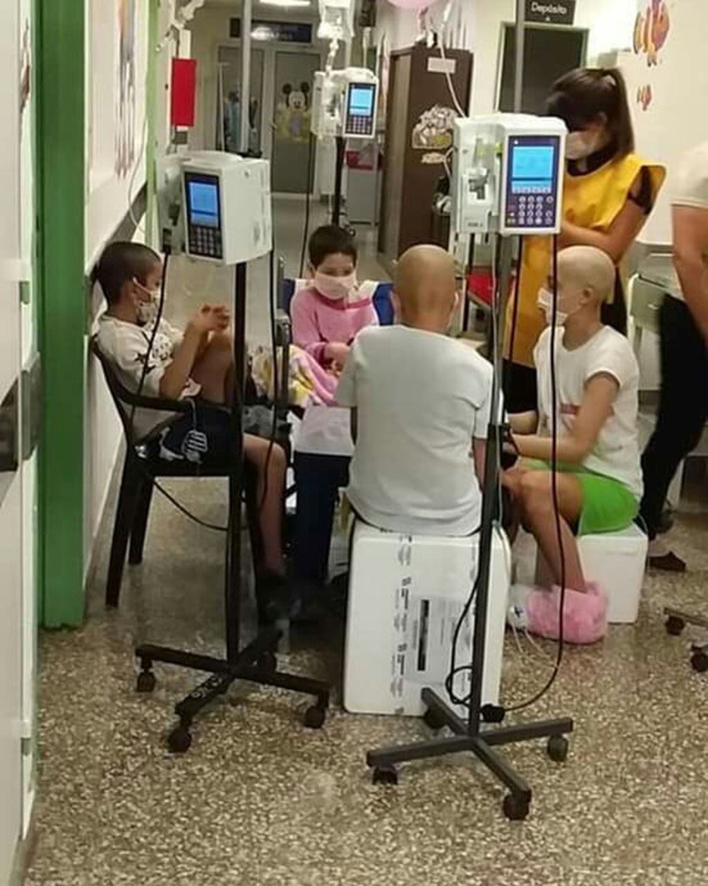 Jami Gaitán conmovió a todos con su posteo de los compañeritos de su hijo Lucas en la sala de Oncología del Hospital de Niños. (Facebook)