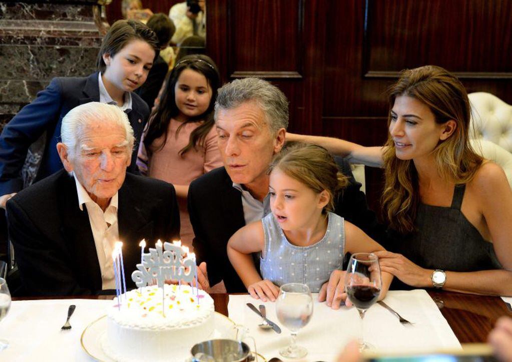 Mauricio Macri junto a su hija Antonia y a la primera dama Juliana Awada. (EFE)