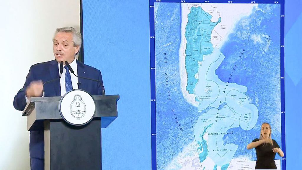 El Presidente también pidió que el mapa bicontinental, que ya figura en las dependencias públicas de Tierra del Fuego, ocupe un lugar en todos los edificios públicos del país.