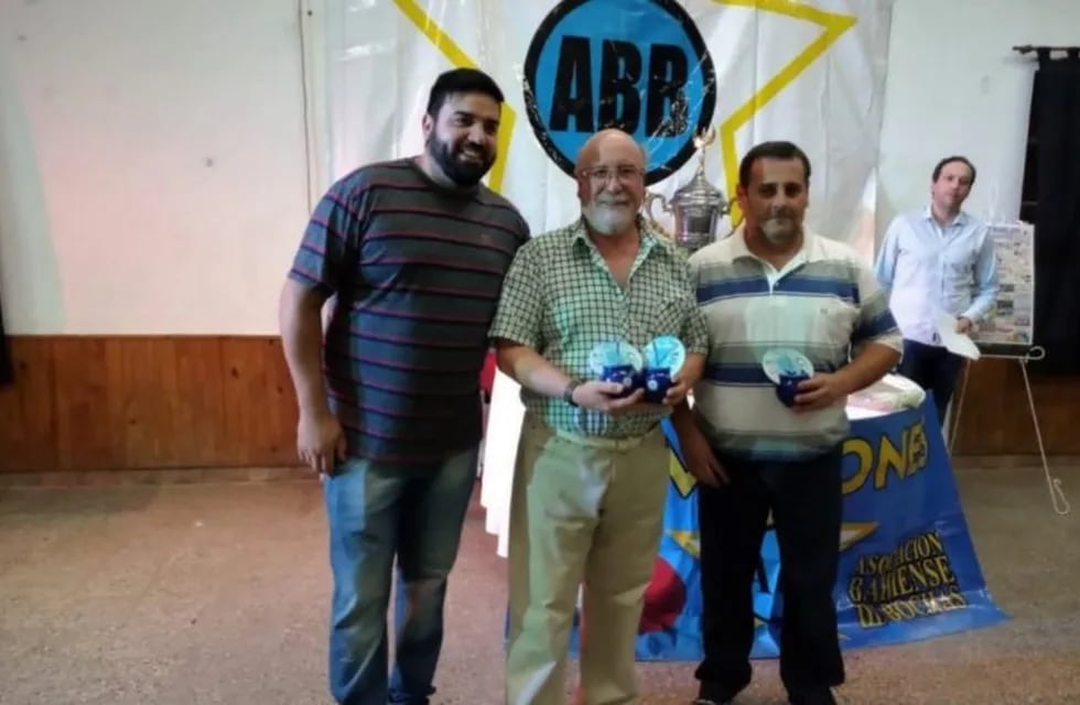 Osvaldo Ayzaguirre recibe el reconocimiento de la Asociación Bahiense de Bochas