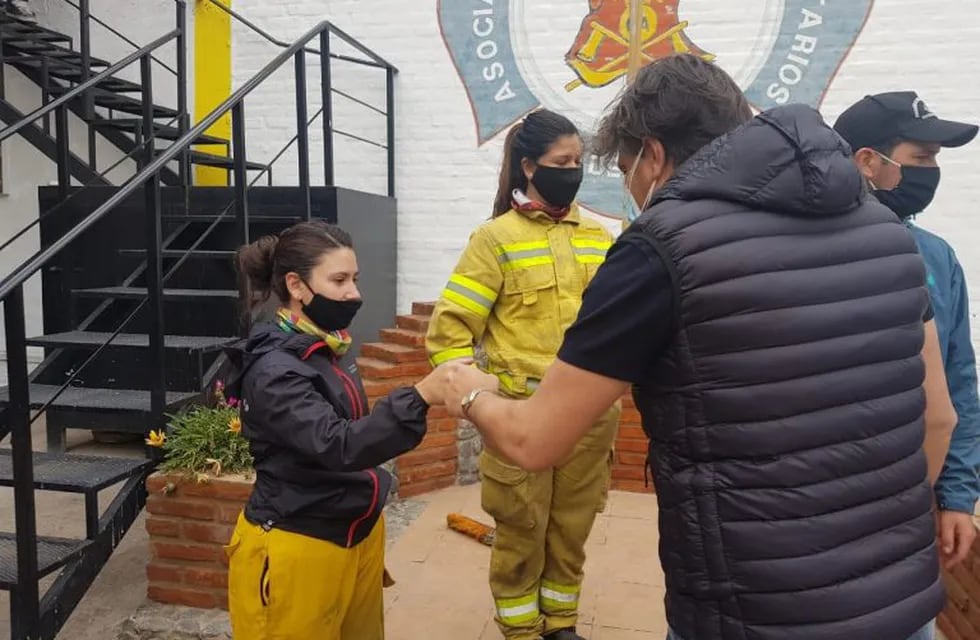 Visita y agradecimiento en persona del ministro Alfonso Mosquera a los bomberos voluntarios y efectivos involucrados. (Foto: Twitter / Gobierno de Córdoba).