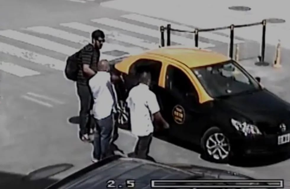 Mafia taxis en Ezeiza (Clarín)