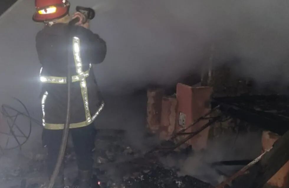 Incendio consumió por completo una cabaña en Santa Ana.