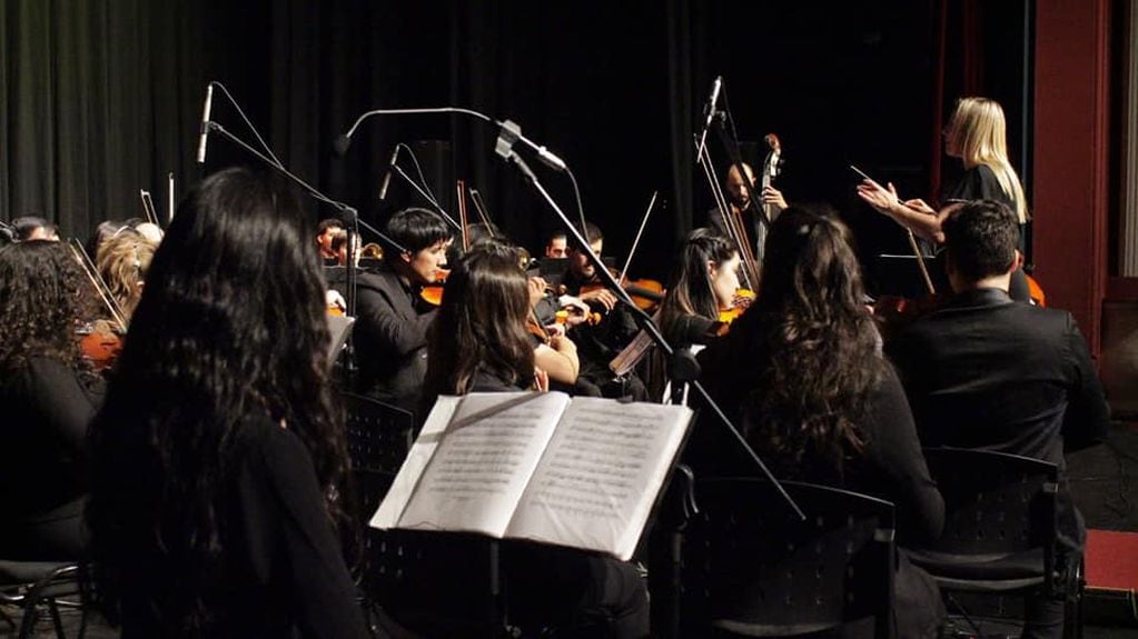 El público colmó la sala del Teatro Mendoza para la presentación de la Orquesta Filarmónica de General Alvear.