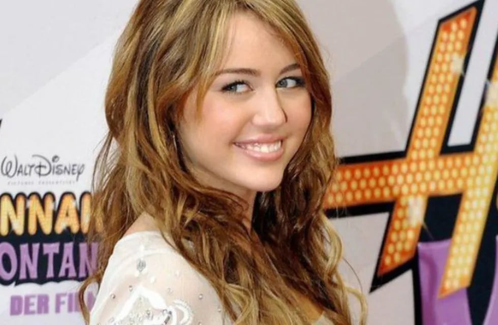 Miley Cyrus en una alfombra roja por Hannah Montana.