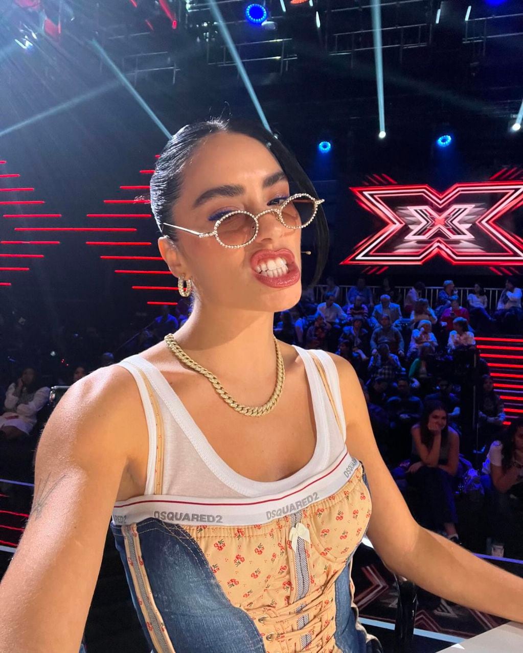 Corset y denim: Lali brilló con un look noventero en Factor X de España