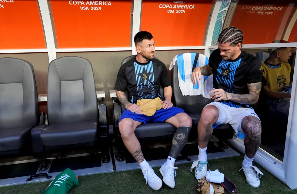 Lionel Messi y la infaltable compañía de Rodrigo De Paul. Miró a la selección desde el banco (AP).