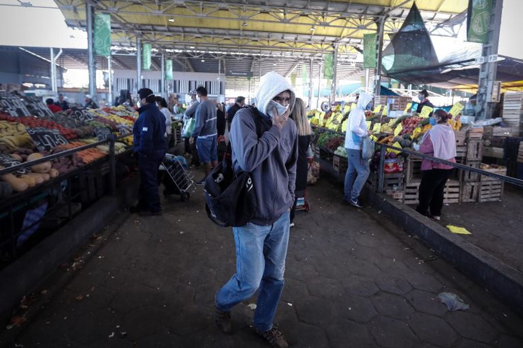 Personas con tapabocas hacen compras en el Mercado Central de Frutas y Verduras del partido de La Matanza, en Buenos Aires (Argentina). (Foto: EFE/Juan Ignacio Roncoroni)