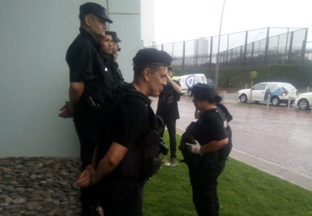 La policía rosarina detuvo a un joven en las torres Maui por incumplir al aislamiento obligatorio ante la epidemia de coronavirus. (@radio2rosario)