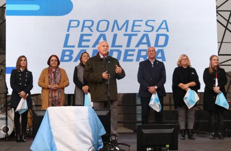 El mandatario encabezó el acto central de la promesa de lealtad a la Bandera en Rosario. (@gobsantafe)