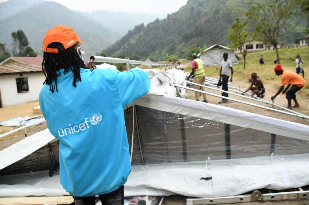 Un trabajador de UNICEF instala una carpa de alto rendimiento para usarla como salón de clases en una escuela del distrito de Kasese, al oeste de Uganda. 