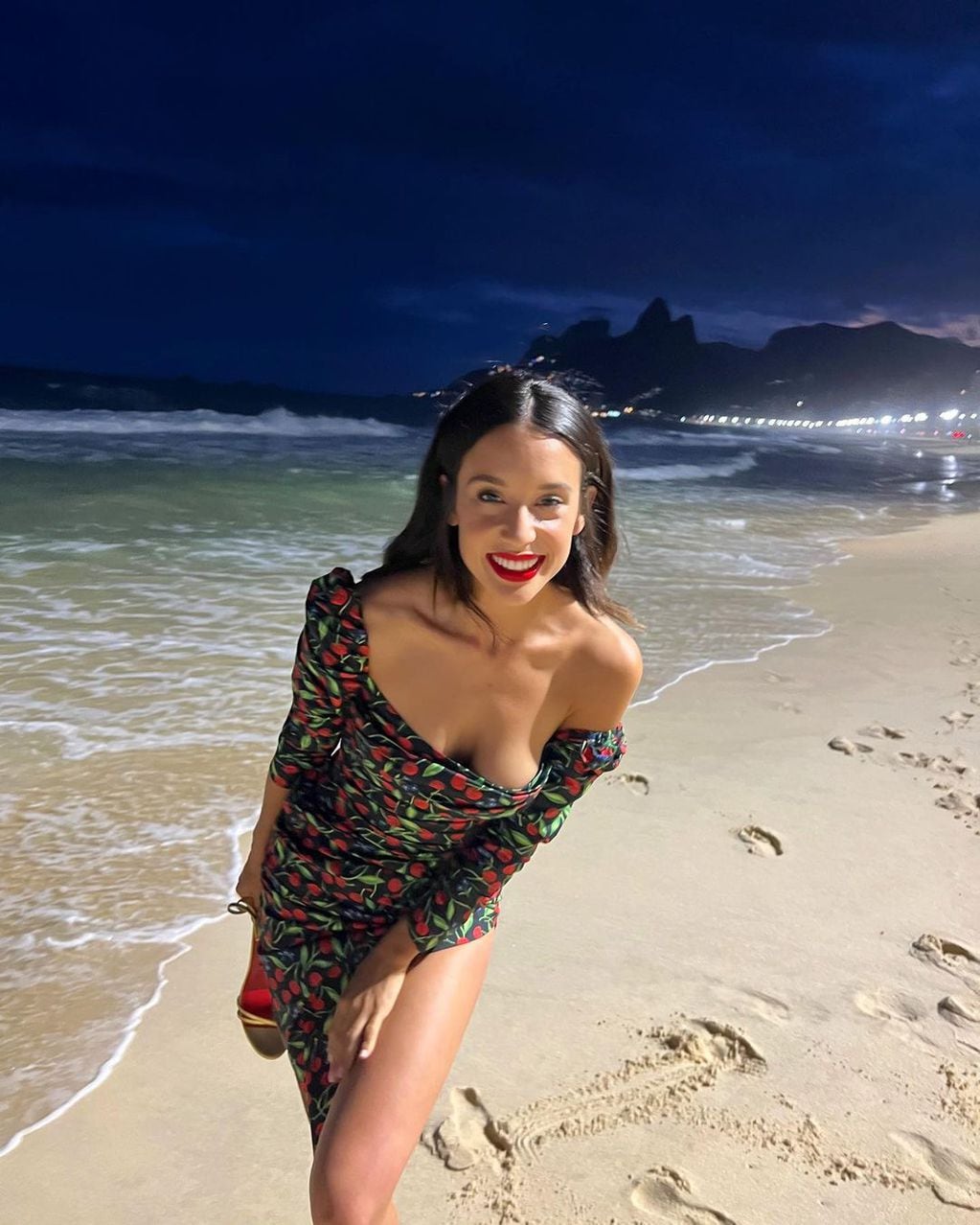 María Pedraza caminó por las playas de Brasil con un vestido de casi mil dólares.